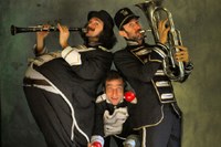 Teatro Necessario in France and at the Festival Internacional Clownbaret in the Canary Island