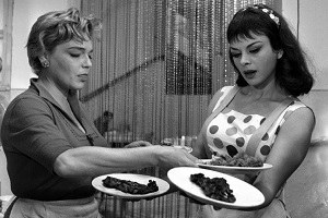 "Adua e le compagne" di Antonio Pietrangeli (1960), Simone Signoret e Sandra Milo [ph. Angelo Pennoni]