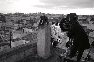 "Anni ruggenti" di Luigi Zampa (1962). Nino Manfredi, Michéle Mercier e Luigi Zampa [ph. Vittorugo Contino]