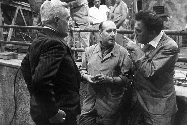 "Il generale Della Rovere" (1959). Vittorio de Sica, Roberto Rossellini e Federico Fellini in visita al set [ph. Vittorugo Contino]